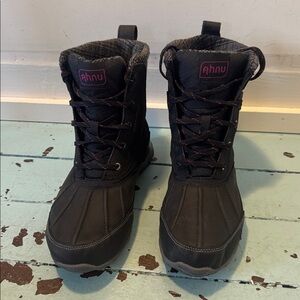 Waterproof Thinsulate Vibram Sole Hiking Boot Size 7 (fits snug) Ahnu